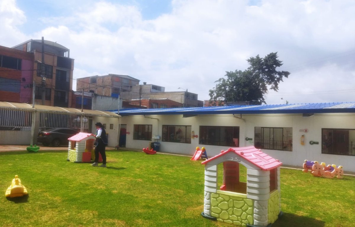 ContraloriaBta's tweet image. Verificamos la ejecución de obras en jardines infantiles de #PuenteAranda, con recursos por $5⃣2⃣5⃣ millones.

🔎 Actualmente, se realizan trabajos en cubiertas y estructuras para mejorar estos espacios.

#ContraloríaDeBogotá