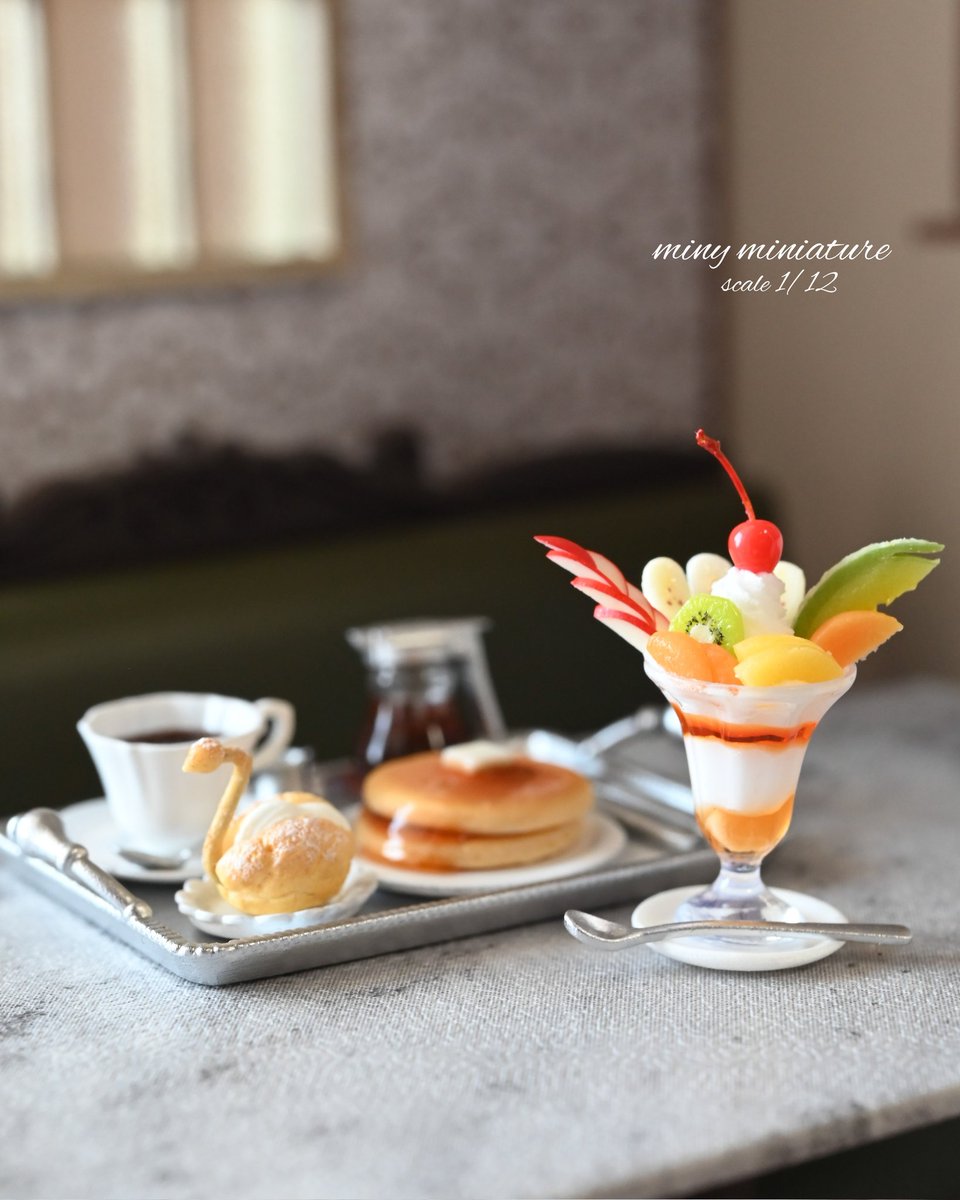 miny_miniature's tweet photo. 喫茶店にどのスイーツをディスプレイしようか色々配置をしながらひとりで楽しんでます🍒

◇ミニチュア極小技巧展2026
5月16日・17日・18日開催
※18日は3Fで展示のみ
詳細はこちらです↓
@miniature_art01 

#ミニチュア極小技巧展2026 https://t.co/u1fE956uLm
