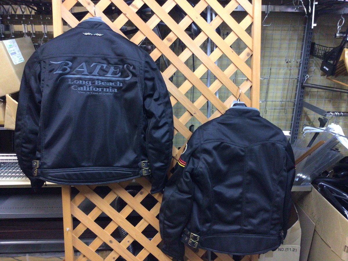 biketecs's tweet photo. BATESの新作ジャケット第2便が入荷しました。
写真1枚目のジャケットは袖がファスナーで脱着式になっていて、
真夏には活躍しそうです🤗
写真3・4枚目は、シンプルなデザインながら、
BATESらしさもしっかりあります。

最近こういうバイカーデザインのモデルも少なくなりましたが、
続いて欲しいな。 https://t.co/PmWFjTMRSV