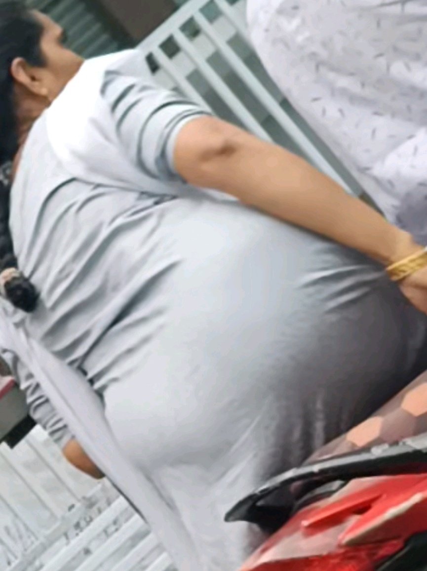 Urvashi404 tweet media