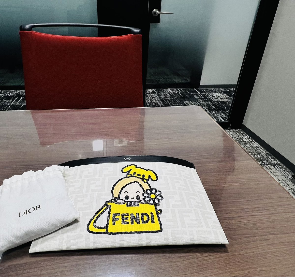 銀行の応接室え〜ねー！
VIPや、