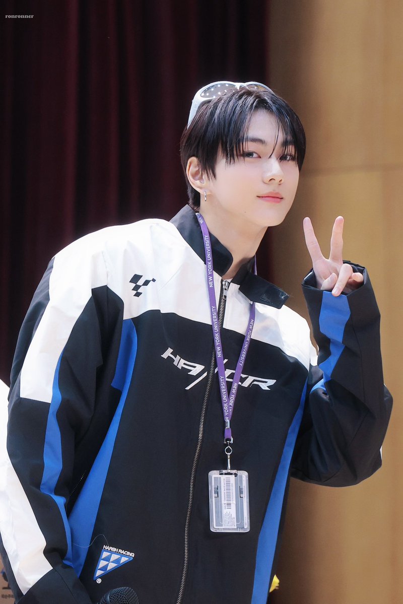 j —⋆⋆ tweet media