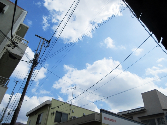 先ほど商店街でビーチサンダルを履いている人を見かけました。
いくらなんでも早すぎませんかね～
さすが湘南・鵠沼海岸🩴🌊🏄