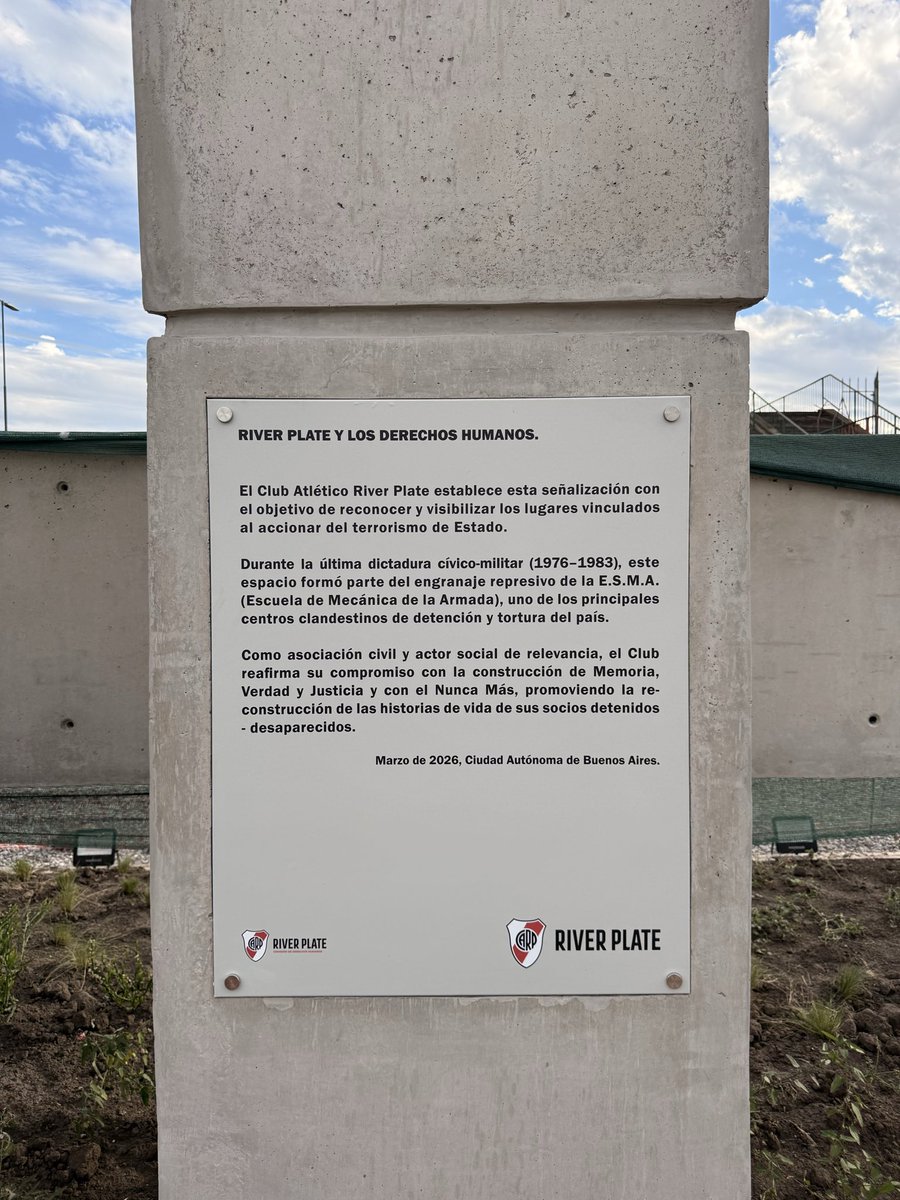 Javierhgarcia's tweet photo. Quiero aclarar algo, para evitar confusiones. River trabajó codo a codo con el EAAF para este día. No es que River pasó por encima al EAAF.

Ante la posibilidad cierta que en este predio pudiesen existir restos de detenidos - desaparecidos; el club financió la excavación del lugar en su totalidad. 

River nunca evitó revisar si en el predio existían o no restos, se hizo el trabajo, lo hizo el EAAF que es palabra santa en la cuestión y no se halló resto alguno. 

Recién ahí, River avanzó con lo que hoy inauguró. Previamente a este Dia, se han hecho en Cantilo más de un encuentro con organismos para contarles que se estaba haciendo y como se iba a hacer. 

Al mismo tiempo, River, a través de su comisión de DDHH, mantiene la intención de trabajar en conjunto con los organismos, para delinear el contenido que tendrá el futuro espacio de memoria. 

En la cara opuesta de los 3 pilares, hay 3 placas que explican un poco de este concepto. Acá se los muestro. En la cuarta foto hay un trabajo de alumnos de FADU que se utilizó para ambientar el lugar. Cómo dije antes: esto recién está empezando. Queda mucho trabajo por hacer.