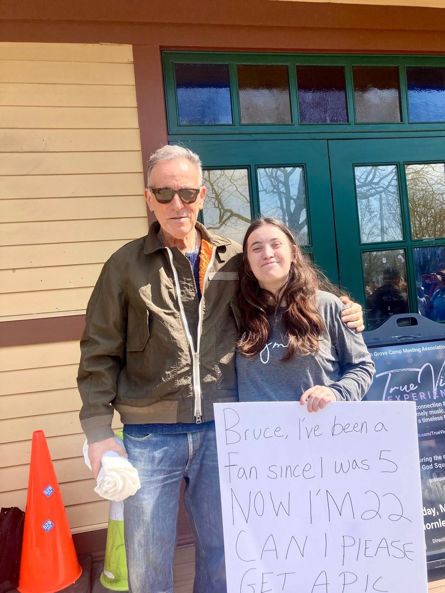 SpringNuts_'s tweet image. Really cool moment today in Ocean Grove where @springsteen and the #estreetband finished up rehearsals for the upcoming tour. One of our Spring-Nut members Lexi Farmer held a sign up asking for a photo, and the mensch that Bruce is, he granted her wish. So happy for Lexi!