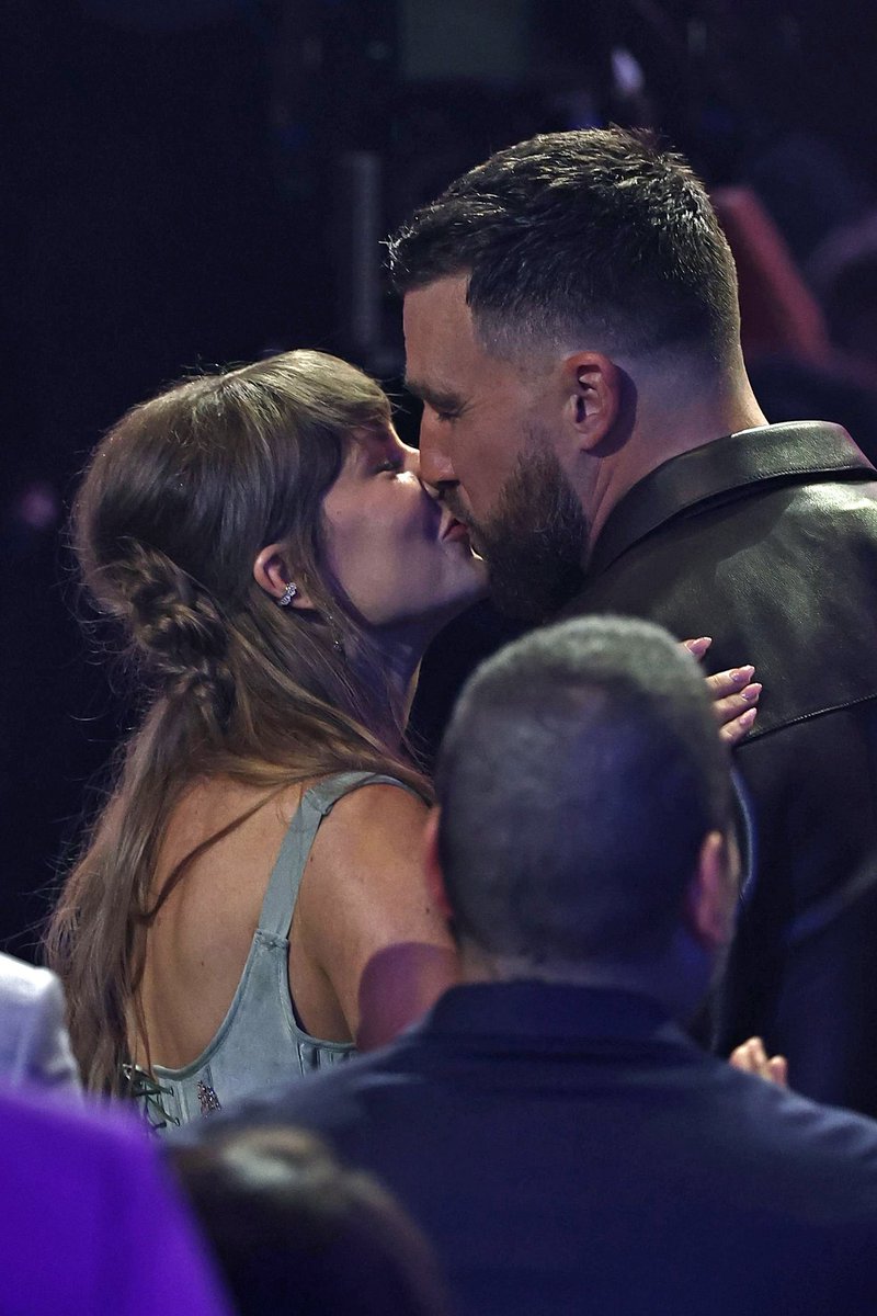 🚨🚨

Taylor Swift attended the #iHeartMusicAwards tonight and won 7 out of the 9 awards she was nominated for!

She also brought her fiancé, Travis Kelce.