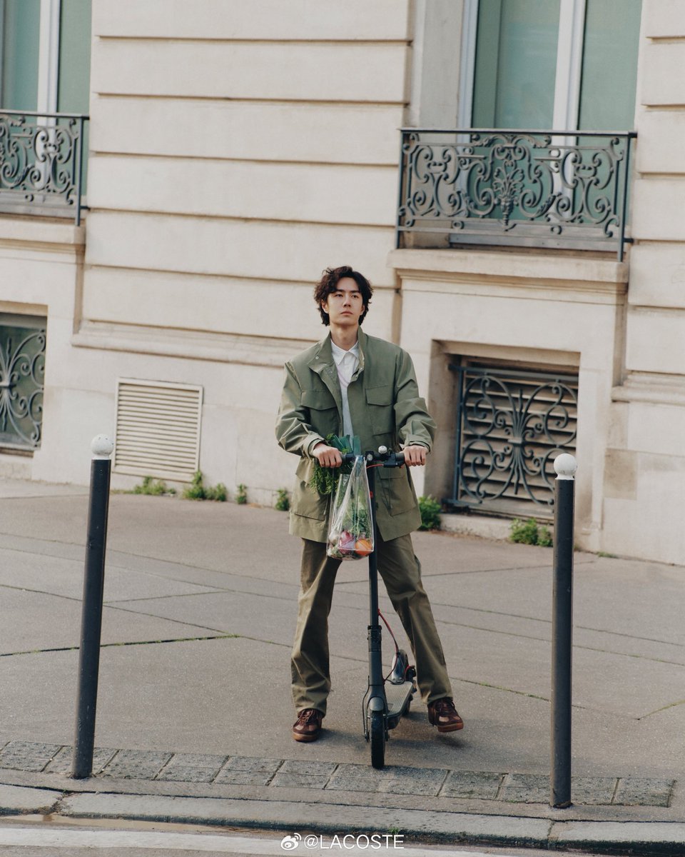 🐊🐊🐊
LACOSTE

”自由な日常へと滑り込む 🛹
王一博が都会の街角を軽やかに巡るカーキグリーンのジャケットに同色のカジュアルパンツを合わせ、シルエットをスマートに際立たせて
足元は快適なカジュアルシューズで仕上げ、さりげない気品を漂わせる”
 #WangYibo #王一博 #ワン・イーボー 
 #LACOSTE