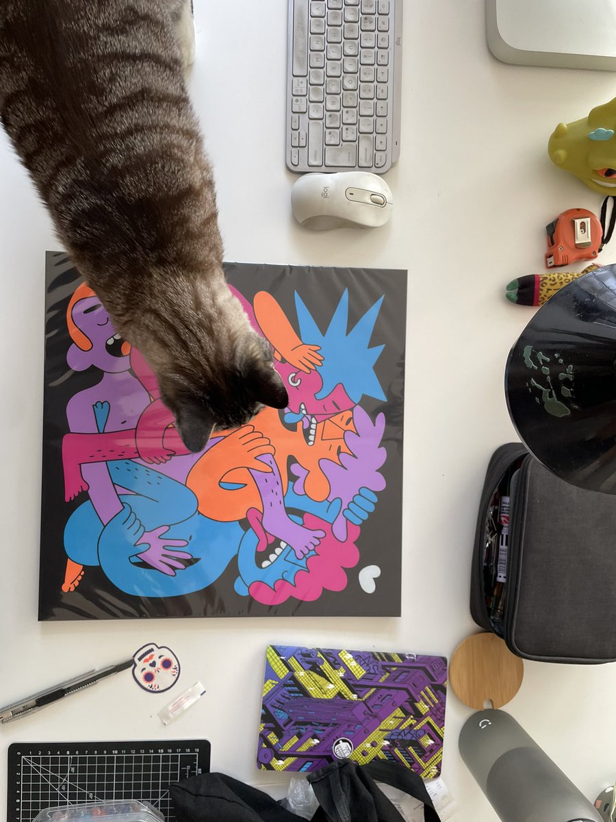 Mi colaboradora se encarga de revisar la calidad de todos nuestros prints. 💜🐈