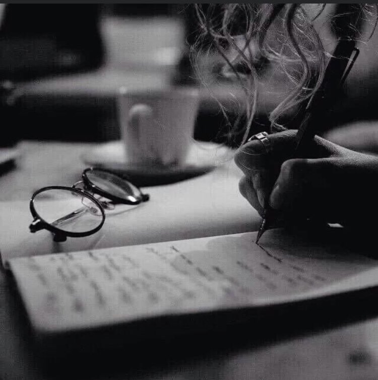 <a href="/_zi5g/">⚜ حَامْـ ـد ⚜</a> وعلى سبيل الشغب !!
كلما لامس اسمك السطور تنهد الورق 🔖"
#صباح_الورد