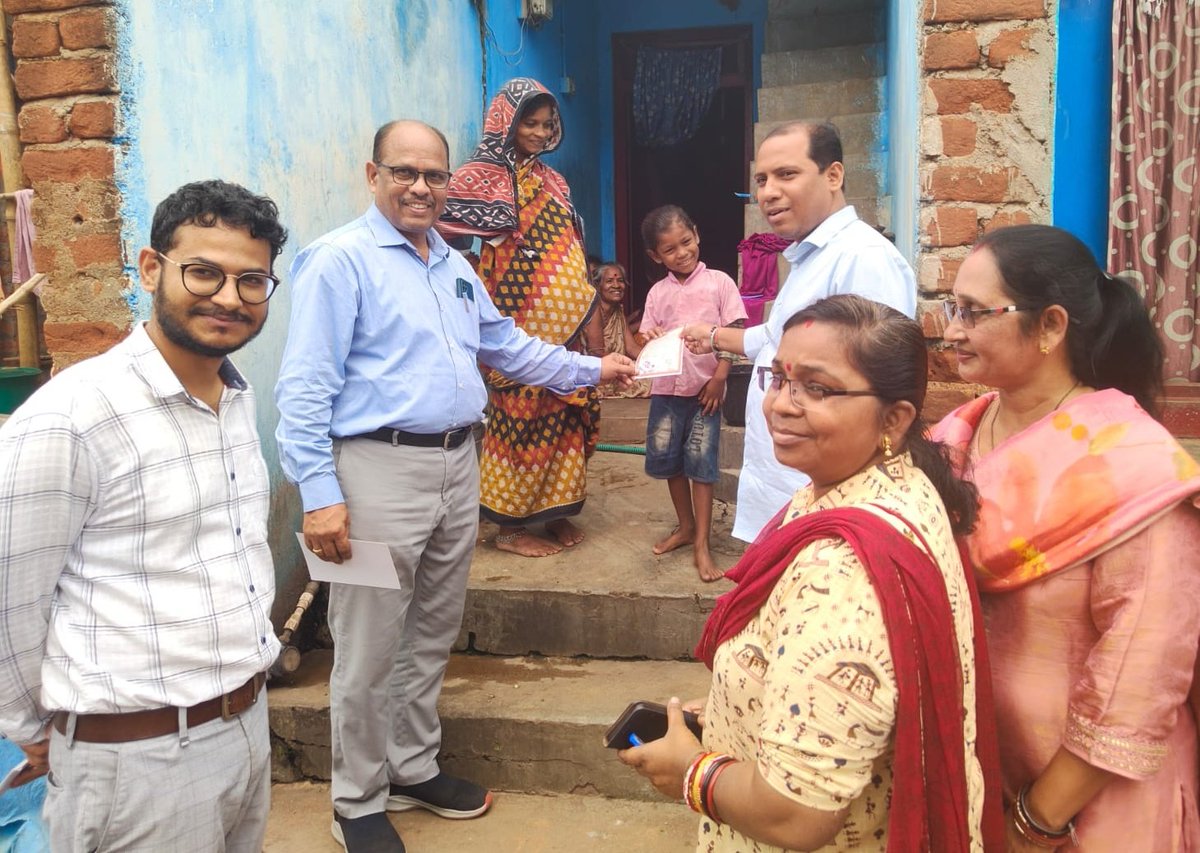BEO_Buguda's tweet photo. “ପ୍ରବେଶ ଉତ୍ସବ ଓ ଖଡ଼ିଛୁଆଁ - ୨୦୨୬” ଉପଲକ୍ଷେ ଗୋଷ୍ଠୀ ଉନ୍ନୟନ ଅଧିକାରୀ ଓ ତହସିଲଦାର ଙ୍କ ସହ ଗୋଷ୍ଠୀ ଶିକ୍ଷା ଅଧିକାରୀ, ବୁଗୁଡ଼ା ମାନ୍ୟବର ମୁଖ୍ୟମନ୍ତ୍ରୀଙ୍କ ସ୍ୱାକ୍ଷରିତ ନିମନ୍ତ୍ରଣ ପତ୍ରକୁ ଶିଶୁ ବାଟିକା ଓ ପ୍ରଥମ ଶ୍ରେଣୀରେ ନାମଲେଖାଇବାକୁ ଥିବା ଯୋଗ୍ୟ ଛାତ୍ରଛାତ୍ରୀମାନଙ୍କ ଅଭିଭାବକ ମାନଙ୍କୁ ପ୍ରଦାନ କରୁଛନ୍ତି।
@CMO_Odisha https://t.co/iCJg3LyTfa