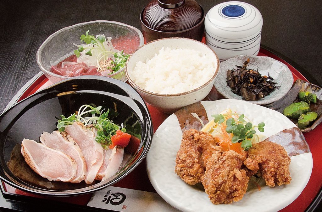 mondou_5's tweet photo. おはようございます！本日の日替わりランチは牡蠣フライと煮物盛り合わせ1000円です。鶏満足膳人気です！
Lineからお得なクーポン配布中！

 https://t.co/2DoTLZHiYa     
#四日市グルメ #ランチ #蕎麦 #食工房もんどう #唐揚げ #刺身 #レバ刺し #飲み放題 #鶏タタキ #朝挽き鶏 https://t.co/atTcuyOnlS