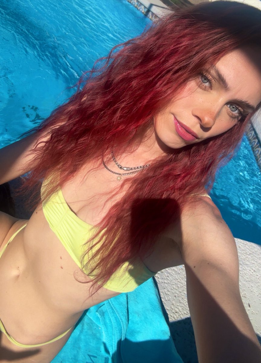 GoddessBluexoxo's tweet photo. i tan, you fold 🥀 https://t.co/dH6bz3qDWs