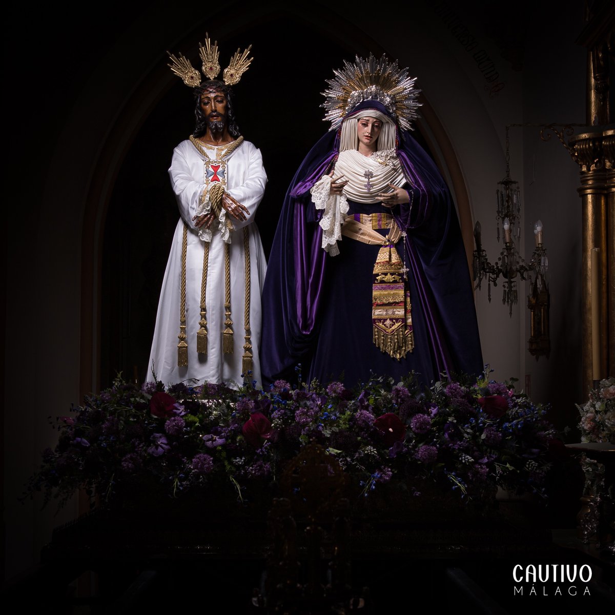 𝐄𝐥 𝐂𝐚𝐮𝐭𝐢𝐯𝐨 𝐲 𝐥𝐚 𝐓𝐫𝐢𝐧𝐢𝐝𝐚𝐝 𝐲𝐚 𝐞𝐬𝐩𝐞𝐫𝐚𝐧 𝐞𝐥 𝐀𝐥𝐛𝐚 𝐝𝐞 𝐮𝐧 𝐧𝐮𝐞𝐯𝐨 𝐒𝐚́𝐛𝐚𝐝𝐨 𝐝𝐞 𝐏𝐚𝐬𝐢𝐨́𝐧.

Las sagradas imágenes ya se encuentran entronizadas sobre sus andas de traslado para presidir la Misa del Alba, la visita a los enfermos del