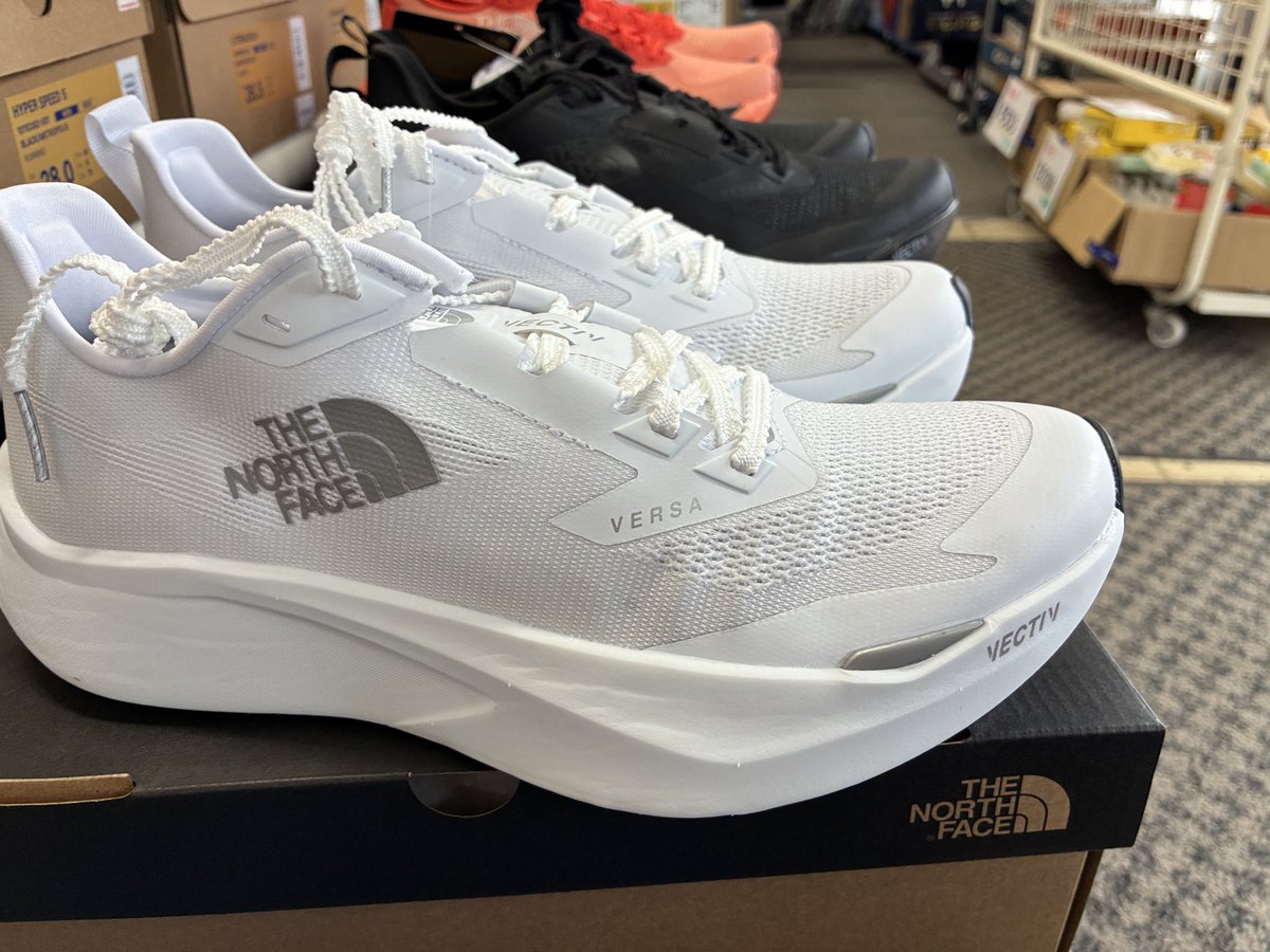 naritasp's tweet photo. 新たな厚底プレート入りランニングシューズ入荷‼️
春になり暖かくなってきました😊
ランニングの季節です。

ついに出た‼️
ノースフェイス、ランニングシューズ
プレート入りもでました😊

これはかっこいい😎 https://t.co/64AqQtKIiO