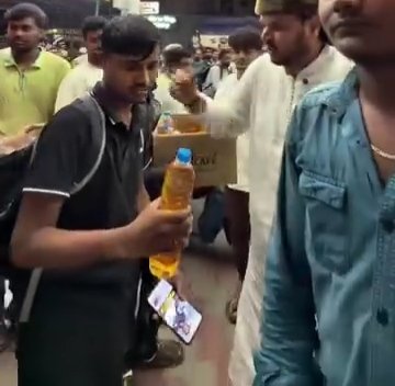 हैदराबाद में एक पेट्रोल पंप पर लाइन लगी थी अचानक एक मुस्लिम शख्स आ पहुंचा और आवाज लगाने लगा कोई Swiggy, Zomato, Rapido वाला है!

वहां जितने लोगों ने हाथ खड़े किए सबको बोतल बंद पेट्रोल फ्री में बांट दिया ! वीडियो वायरल होते ही सवाल खड़े हो गए हैं! लोग प्रशाशन से कार्यवाही की मांग