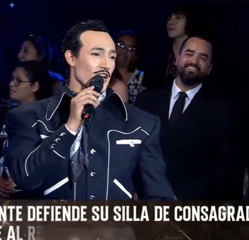 lovsickjisoo's tweet photo. quedate con alguien que te mire como franco mira a jesus #YoSoy https://t.co/1gkbhQIAdo
