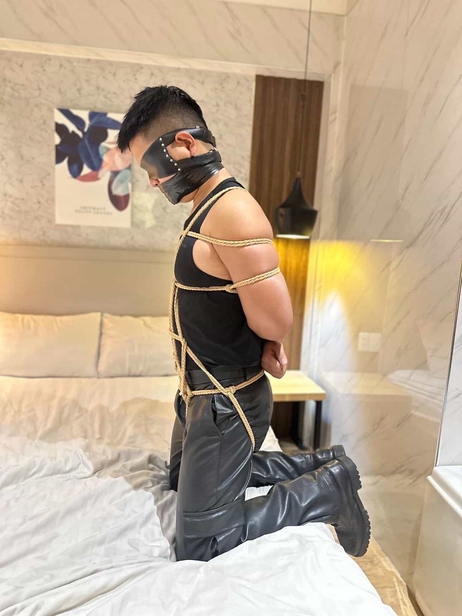grumphan's tweet photo. Lâu lâu trồi lên :))
#bondage #leather #sub #bdsm https://t.co/ToTt9vdNIO