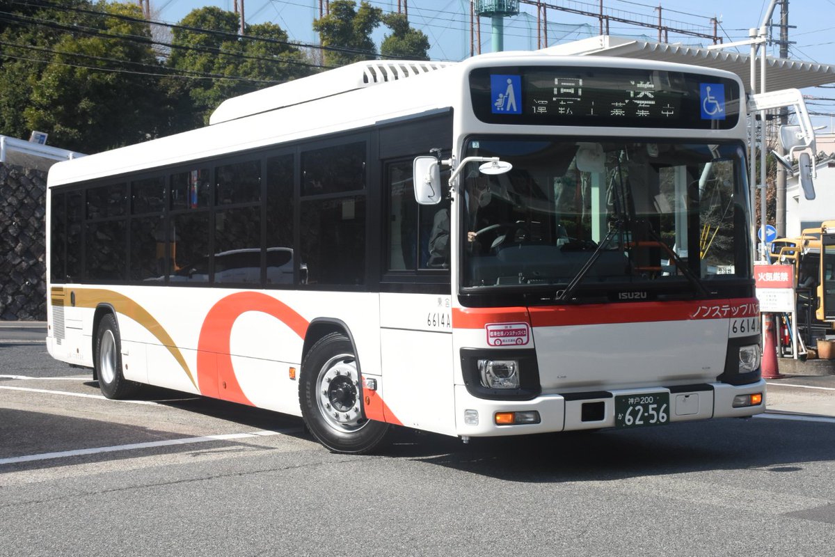 sanyo_bus3715's tweet photo. 【新車がやってまいりました】 
本日新車が車庫に到着しました🚍
従来当社が導入していたバスより70㎝長いロングタイプ！ 
カラーは夜間高速バス「レッツ号」の塗装を復刻再現したものです！
調整完了次第、当面は舞子線での運行を予定しております📷  
※新車の運用に関するお問合せはご遠慮ください https://t.co/ozhgAkG6Do