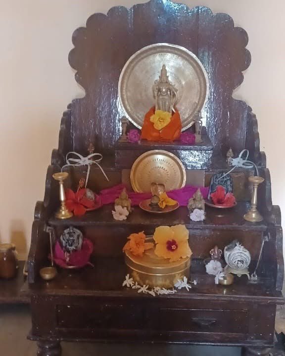 काले सहिष्णुर् गिरिवद् 
असहिष्णुश् च वह्निवत् ।

स्कन्धेनापि वहेच् छत्रून् 
प्रियाणि समुदाहरन् ॥

अर्थात : मनुष्य को 

समय और परिस्थित के अनुसार 

व्यावहार करना चाहिए

- कभी पर्वत की तरह 

सहनशील होना चाहिए,

और कभी 

अग्नि की तरह 

कठोर और प्रखर।

वह 

इतना धैर्यवान हो 
१/२