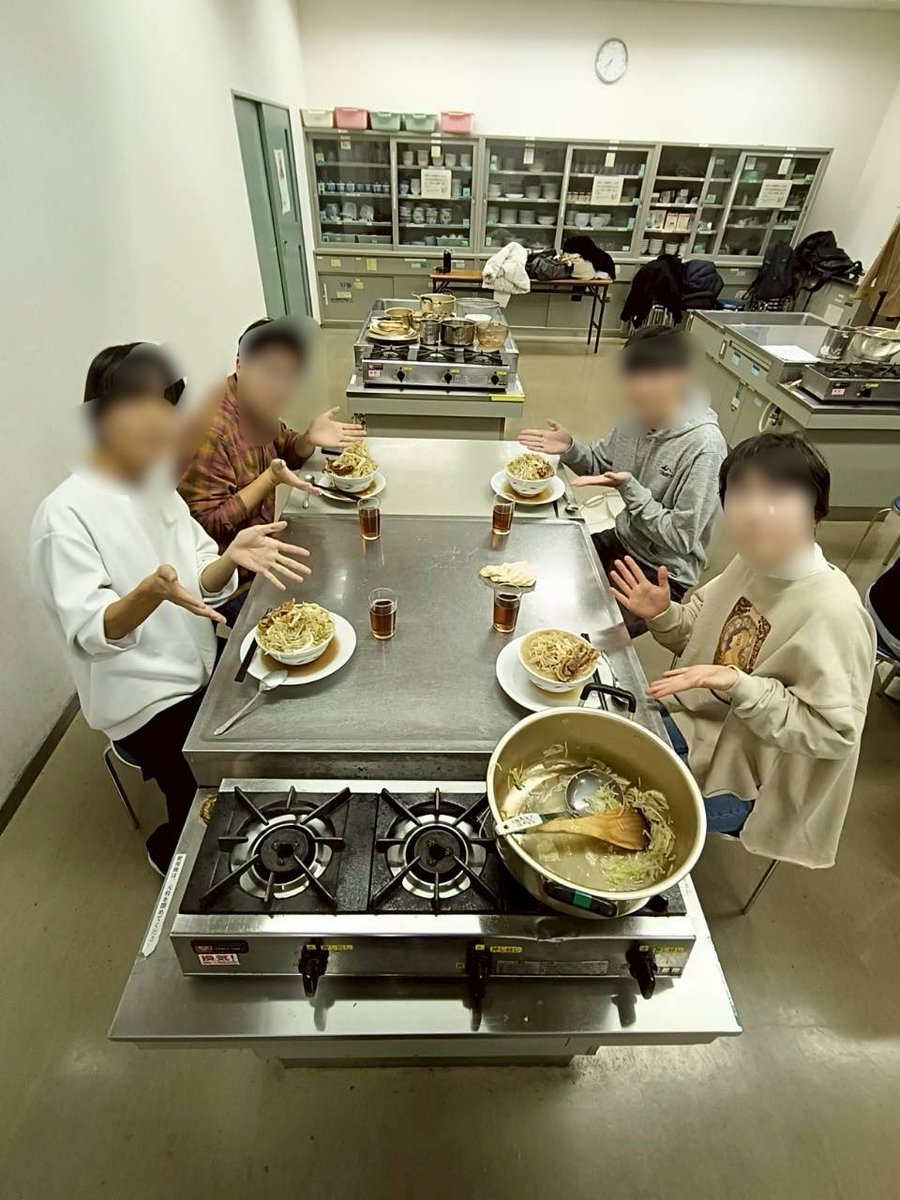 cookingkan's tweet photo. 2025/11/25
【メニュー】たっぷり野菜の二郎ラーメン

講評96点
ついに料理サークルに二郎ラーメン降臨。精鋭であるレシピ部門の方々が試行錯誤を繰り返し、サークル活動で二郎を導入させることに成功しました。ジロリアンの私もかなりの好評価。また食いてえー
#料理サークル　#関大　#関大サークル https://t.co/qqqsCLJGVL