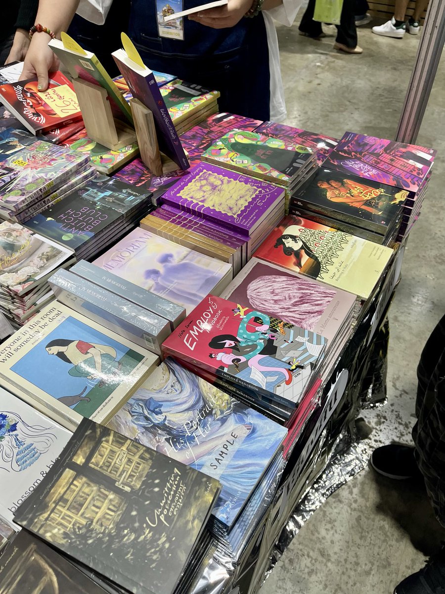 minorfeelings_'s tweet image. ส่องปกสวย ๆ หน้าบูธกันค่า อาจมีหนังสือสักเล่มที่เปลี่ยนชีวิตของคุณนักอ่านก็ได้นะคะ แวะมาทัช ๆ พลิกอ่านกันดูได้ที่ K27 !

#งานหนังสือ