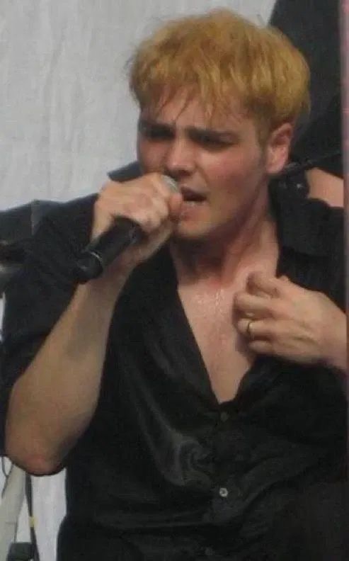 gerard hands daily 🖐🏼✨️ tweet media