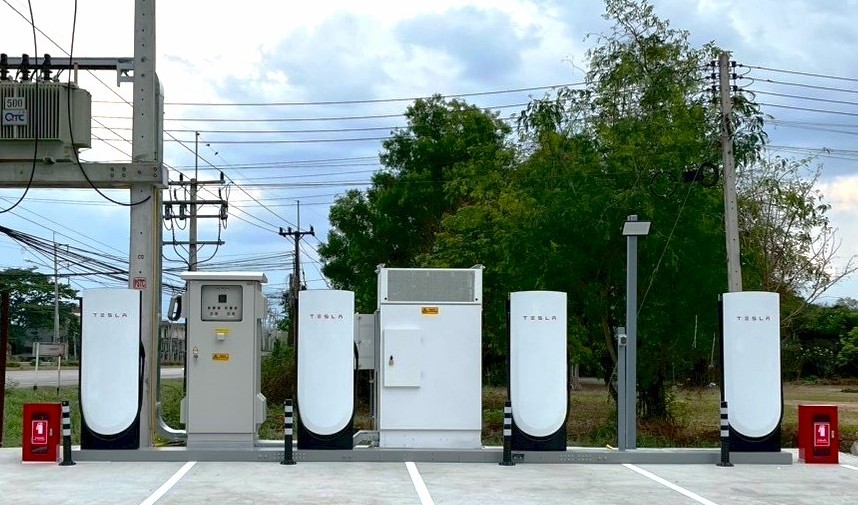 Tesla Charging tweet media