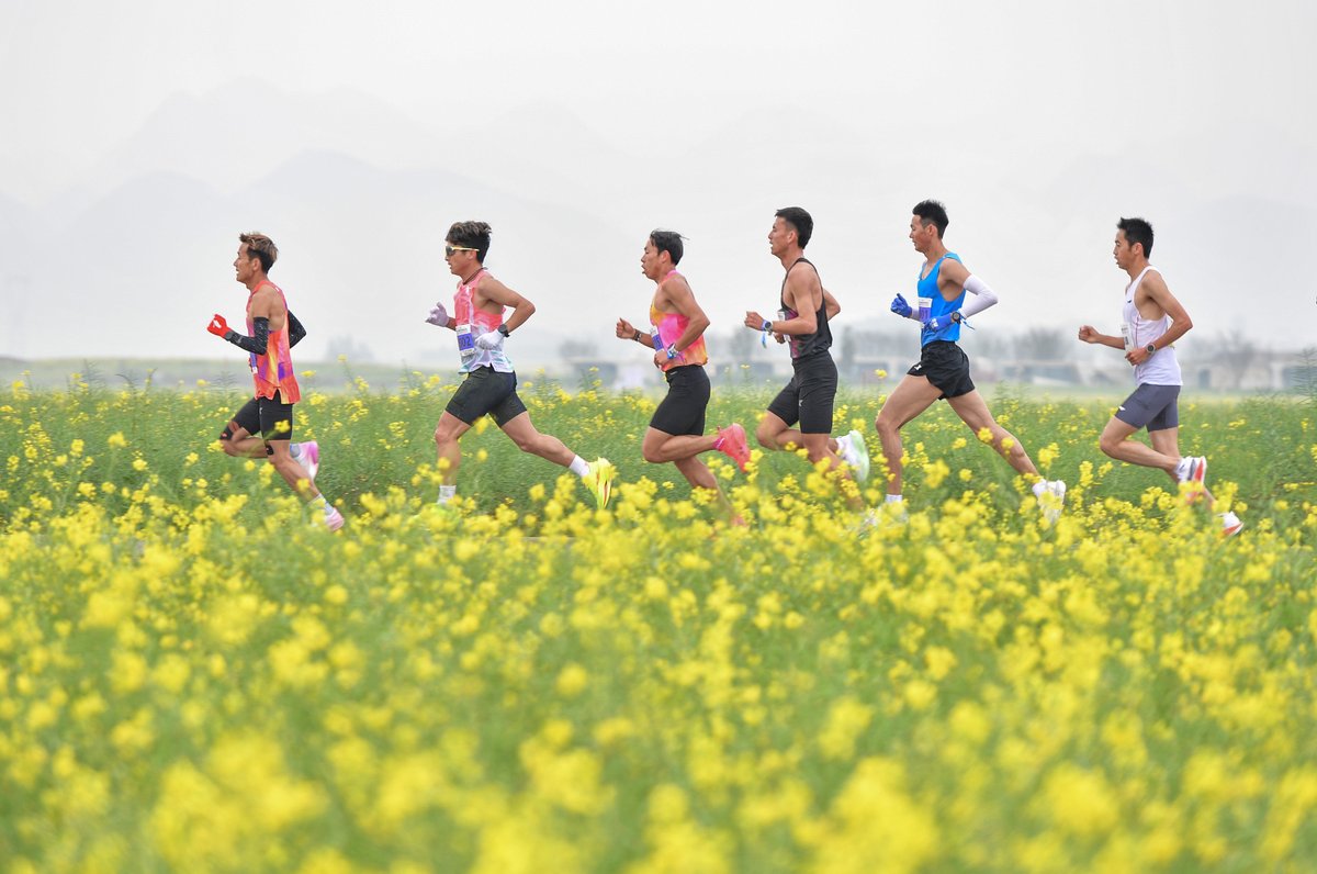 OlympicsCN's tweet image. Embrace the invigorating spirit of spring by hitting the pavement! 🌼🏃‍♂️ #Marathon #GetMoving
