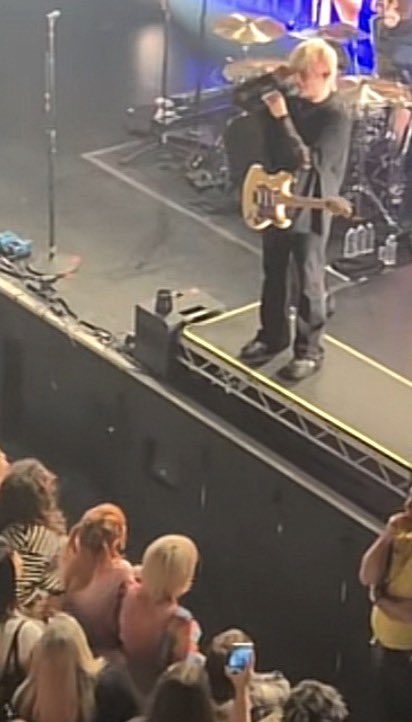 riley !! | red guitar! 🎸 tweet media