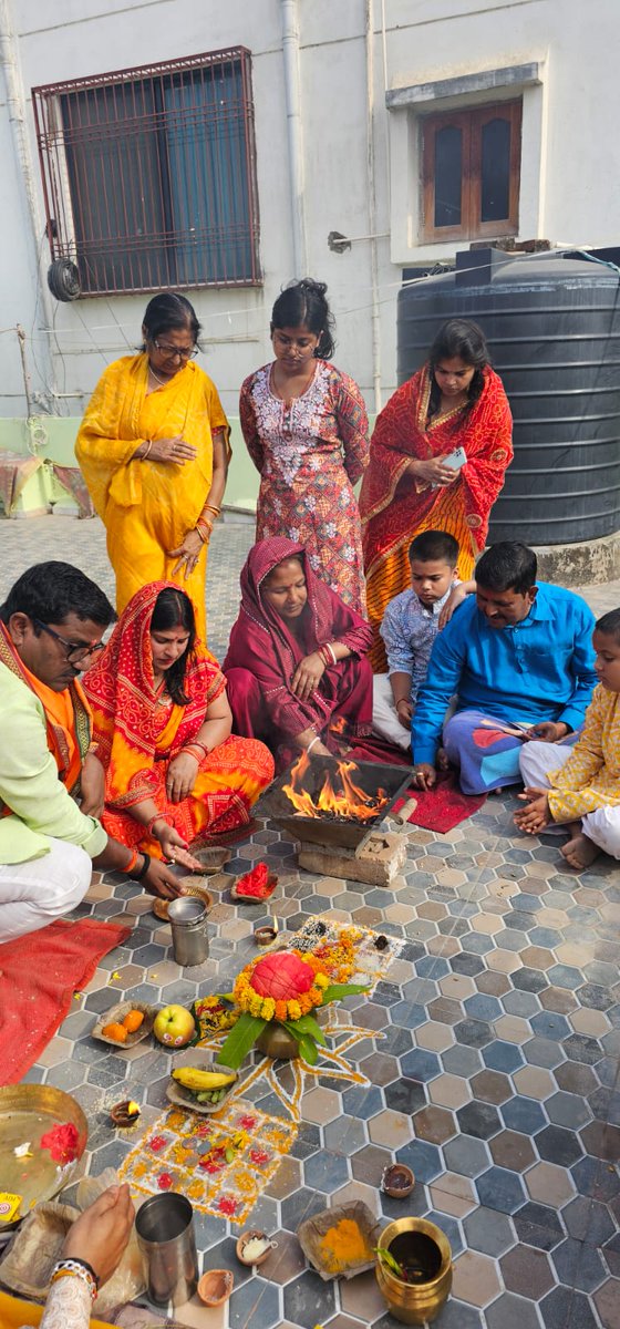 आज अपने निजी आवास पर सपरिवार चैत रामनवमी के पावन अवसर पर भगवान रामदूत हनुमान जी का विधिवत ध्वजारोहण किया। इस शुभ अवसर पर परिवार के साथ मिलकर पूजा-अर्चना कर भगवान से सभी के सुख, शांति और समृद्धि की कामना की। 🚩जय श्री राम 🚩 
#NarendraModi #NitinNabin #BJP4IND #SanjaySaraogi