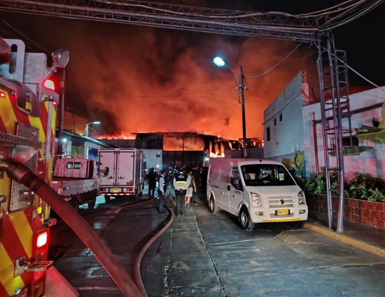 COENPeru's tweet photo. 🚨 Se registra un #IncendioUrbano, código 3, en un almacén ubicado en la calle Chincha Alta, distrito de #SantiagoDeSurco, provincia y departamento Lima. El @cgbvpoficial atiende la emergencia con 15 unidades. Recuerda facilitar el trabajo de los bomberos y alejarte de la zona de la emergencia.