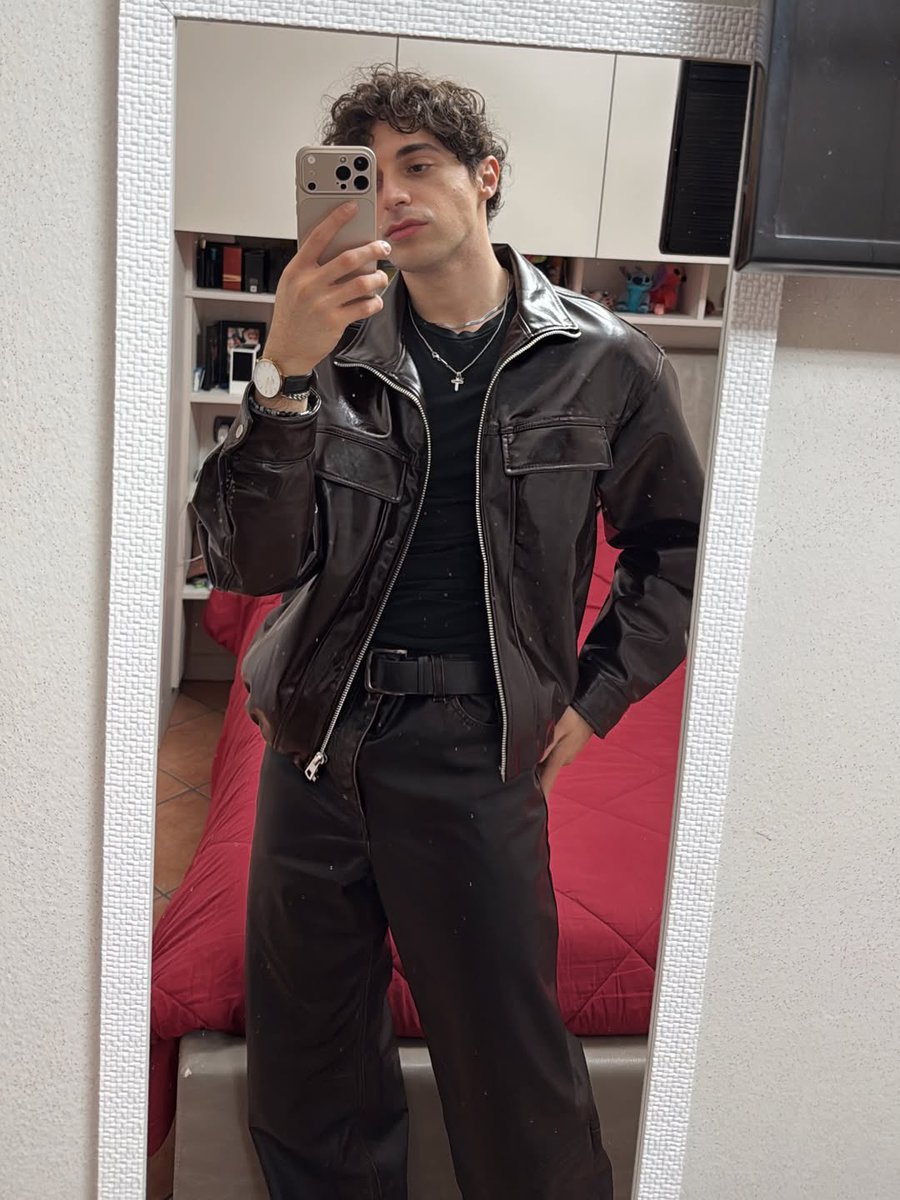 mariolcyrus's tweet image. Ig: Nazza.f #blackleatherjacket #leatherjacket #jacket #blackjacket #fetish #leatherjacketfetish #leather #leathermen #leatherman #instagram #men #clothes #menclothes