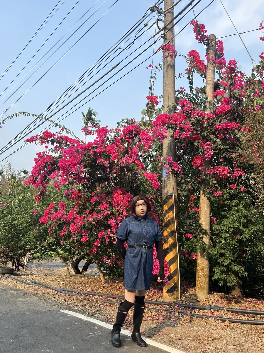 cloud77889900's tweet photo. Today, I'm wearing a denim jumpsuit skirt with hunter rain boots. Summer is getting closer and closer.🤩🥳🥵 https://t.co/o8AusZVoHY