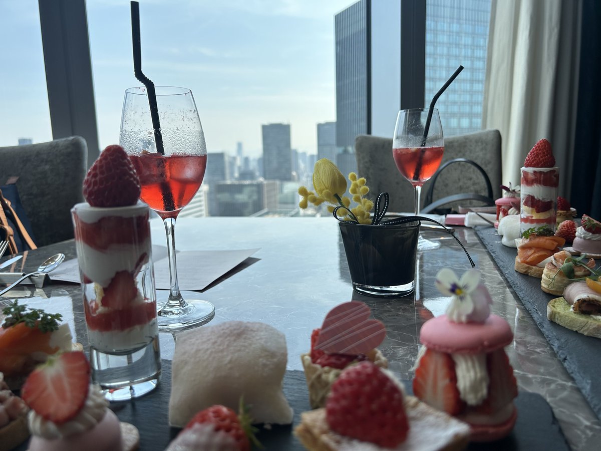 madamu147's tweet photo. タルティーヌ＆ミニャルディーズ”���ワインフリーフロー付）優雅な時間⏰友人のご招待です。ありがとう。綺麗な盛り付け、美味しくて上品なお味、友と語らう時間、再会に🥂乾杯！ https://t.co/aUZ3dq2uyk