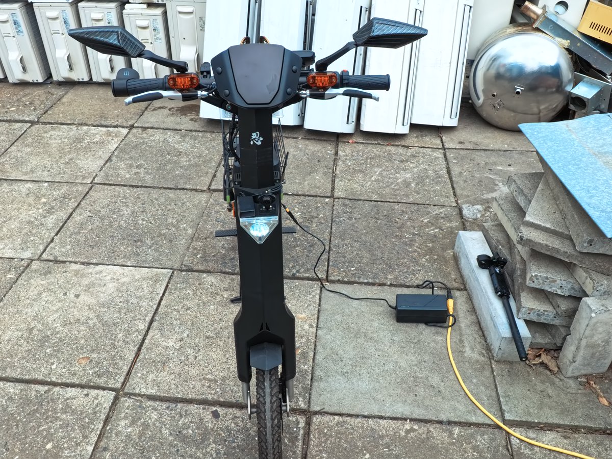 cesia_jp's tweet photo. 電動原付のSHINOBIです。
おそらく国内唯一と思われる550W仕様。
変形ギミックの動画はこちら↓
https://t.co/MGn7BJl3k1
https://t.co/Fwwonbtdiy
空転なら60キロ表示だけど乗って実走すると45キロ前後、下りなら60キロ行けると思うけど車体が小さくてさすがに怖いですね（汗 https://t.co/Tc7BlVOY5w