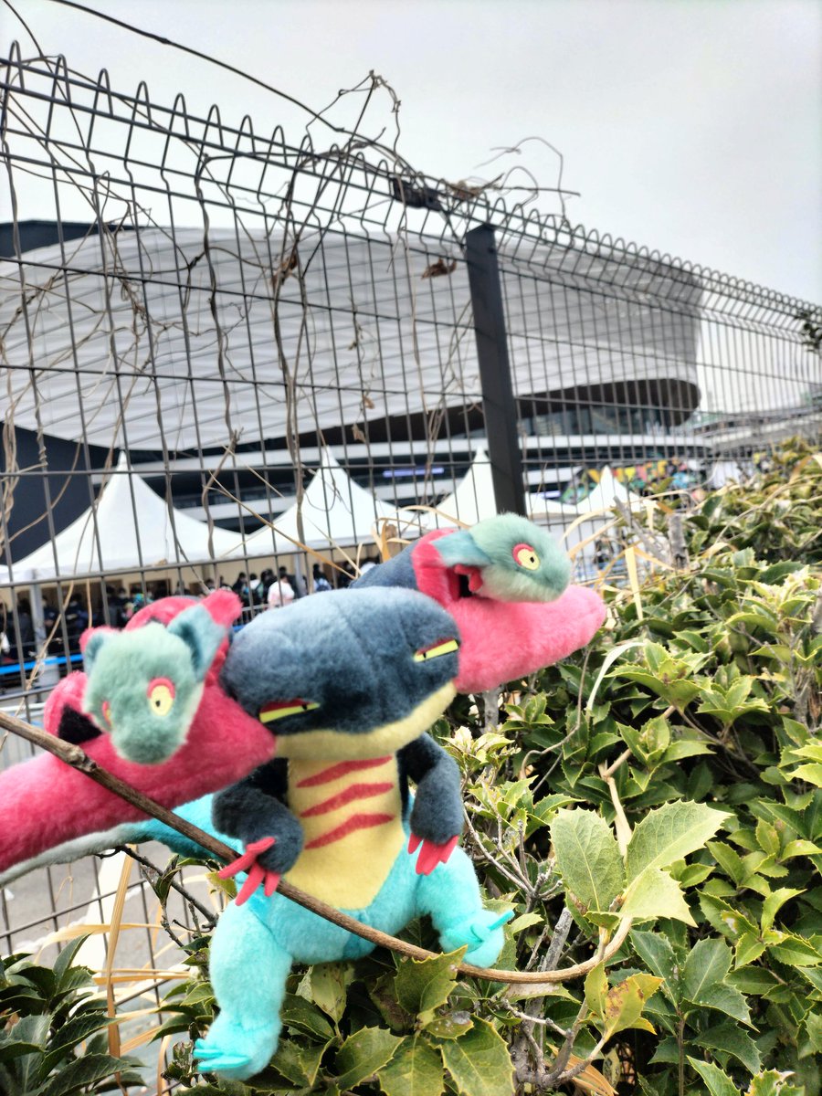 fol_game916's tweet photo. @PokeMikuVOLTAGE 最推しの相棒ドラパルトとお気に入りの子たちとで参戦でした🔥
バッグの裏側は手描きで👻 https://t.co/D2tM5vOh2j