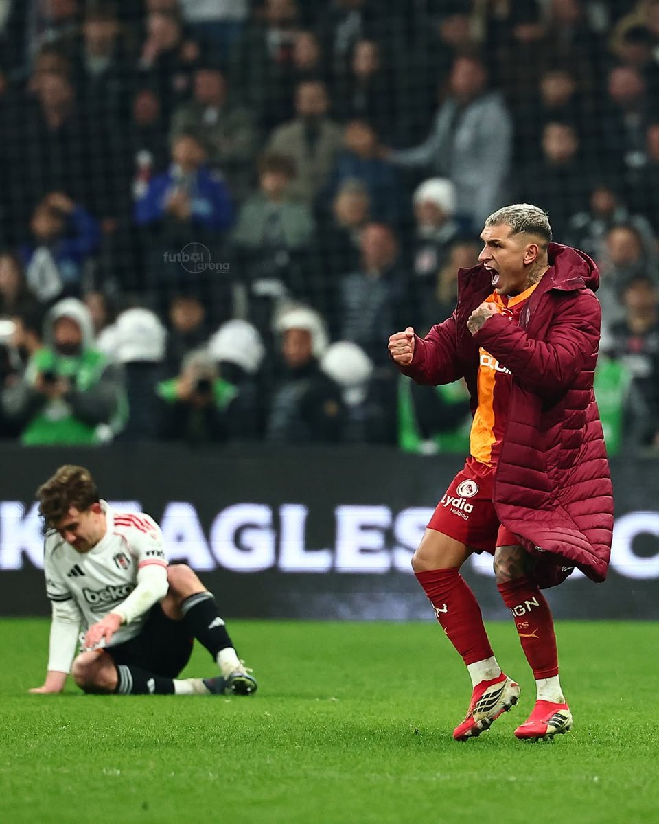 Lucas Torreira: "Bir kişi eksik kaldığımızda bazen en iyi savunmayı yapıyoruz. Daha çok kenetleniyoruz.

Beşiktaş maçında oldu. Yine bizden bir kişi atıldı. Zaten son 3 yıldır neredeyse her maç bir kişi atılıyor bizden!"