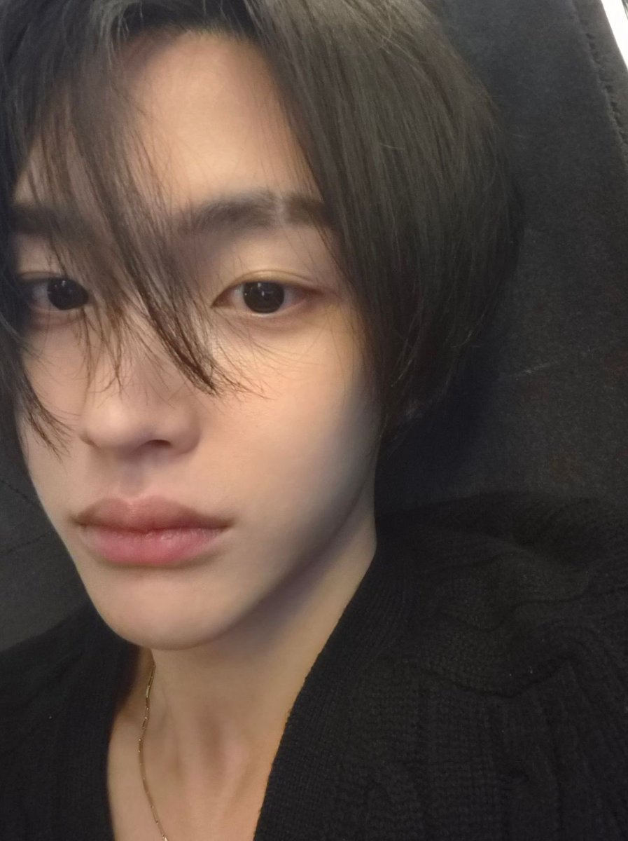 หนูง่วงแล้วเมื่อไหร่จะกลับ:

:กำลังกลับครับ ดึกหน่อยนะ หนูง่วงก็นอนก่อนเลย

ไม่เอา หนูรอ:

:ครับ พี่กำลังกลับ ซื้อของกินที่หนูชอบมาด้วย

อือ ๆ :

:งอแงแล้ว

หนูง่วง รีบกลับมากอดเลย: