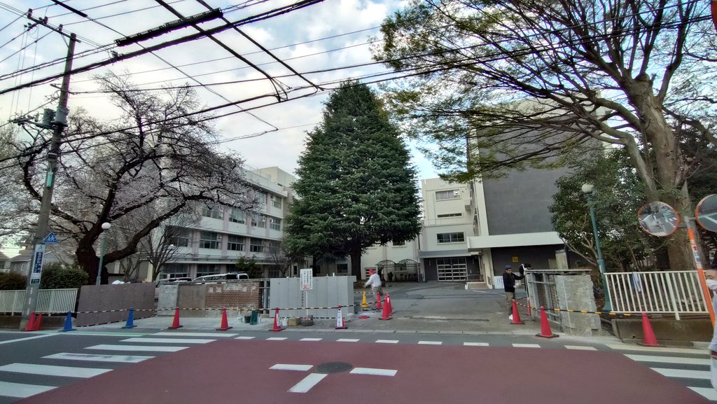 さいたま新都心来ちゃった！
僕が所属してた大宮高校山岳部の部室がどうやら取り壊しになるとのことで、最後に拝んできた
以前からボロボロで傾いていたけど、思い出はあるのでちょっと悲しいな