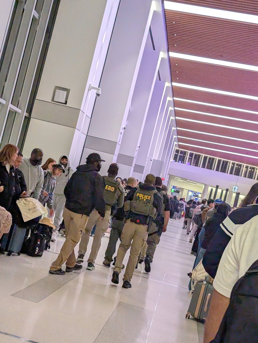 NaranjoNuala's tweet photo. 4:24 and ICE has appeared at LGA terminal C 🤮 https://t.co/hqPjRm1Zqf