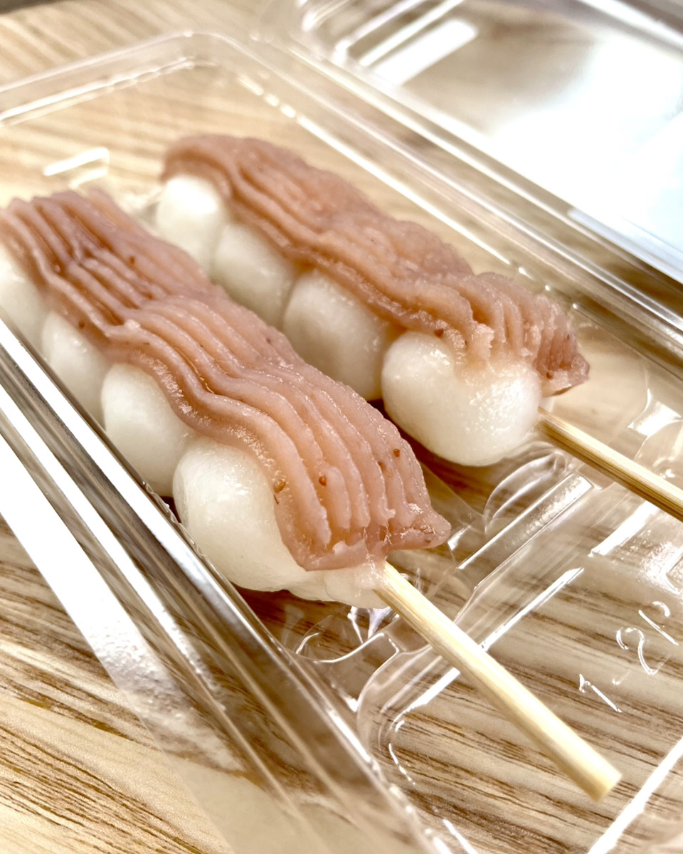 nagaokasokuhou's tweet photo. 『江口だんご 摂田屋店』限定！

新潟大学の学生さんたちとコラボした
『越後姫餡だんご』のプレーン&amp;味噌セット！

これって期間限定販売なのかな？
いちごの季節限定とか？！

通年販売希望…美味しすぎるから！！ https://t.co/5XmwZyBIfz