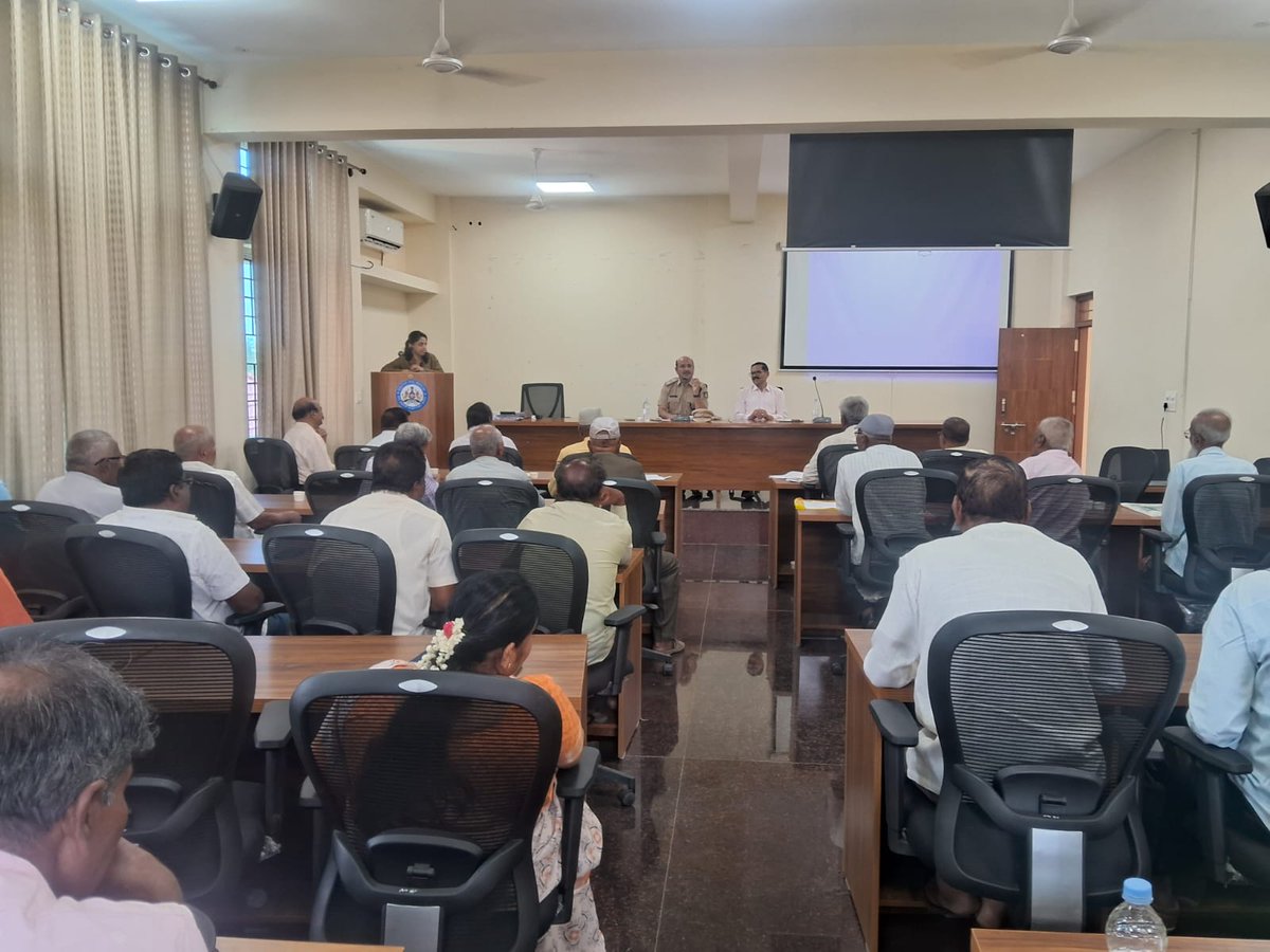 sphaveri's tweet image. ಇಂದು ಹಾವೇರಿ ಜಿಲ್ಲಾ ಪೊಲೀಸ್‌ ಕಾರ್ಯಾಲಯದಲ್ಲಿ ನಿವೃತ್ತ ಪೊಲೀಸ್‌ ಅಧಿಕಾರಿ ಹಾಗೂ ಸಿಬ್ಬಂದಿಗಳಿಗೆ ಸಭೆ ಕೈಗೊಳ್ಳಲಾಯಿತು. ನಂತರ ಮಾನಸಿಕ ಆರೋಗ್ಯ ವಿಶ್ರಾಂತಿಯ ತಂತ್ರದ ಸಲಹೆ ಹಾಗೂ ಯೋಗಕ್ಷೇಮದ ಕುರಿತು ಜಿಲ್ಲಾ ಸಮಾಲೋಚಕರಿಂದ ಕಾರ್ಯಗಾರವನ್ನು ಹಮ್ಮಿಕೊಳ್ಳಲಾಯಿತು.
#HaveriPolice  #mentalhealthsupport #RetiredPolice