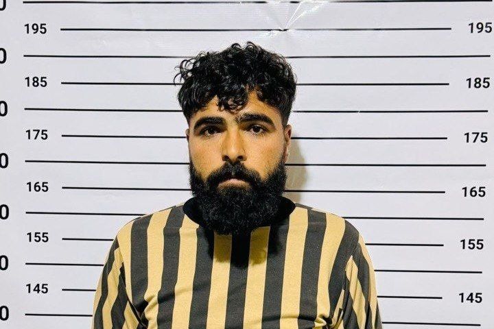 QalaatAlMudiq's tweet image. #Syria: the Interior Ministry released the photo of the man who took down the national flag in Ain Arab/Kobane last week, following his arrest. 

Interestingly, there is no mention of a handover from #SDF Asayish, who arrested him on the same day.