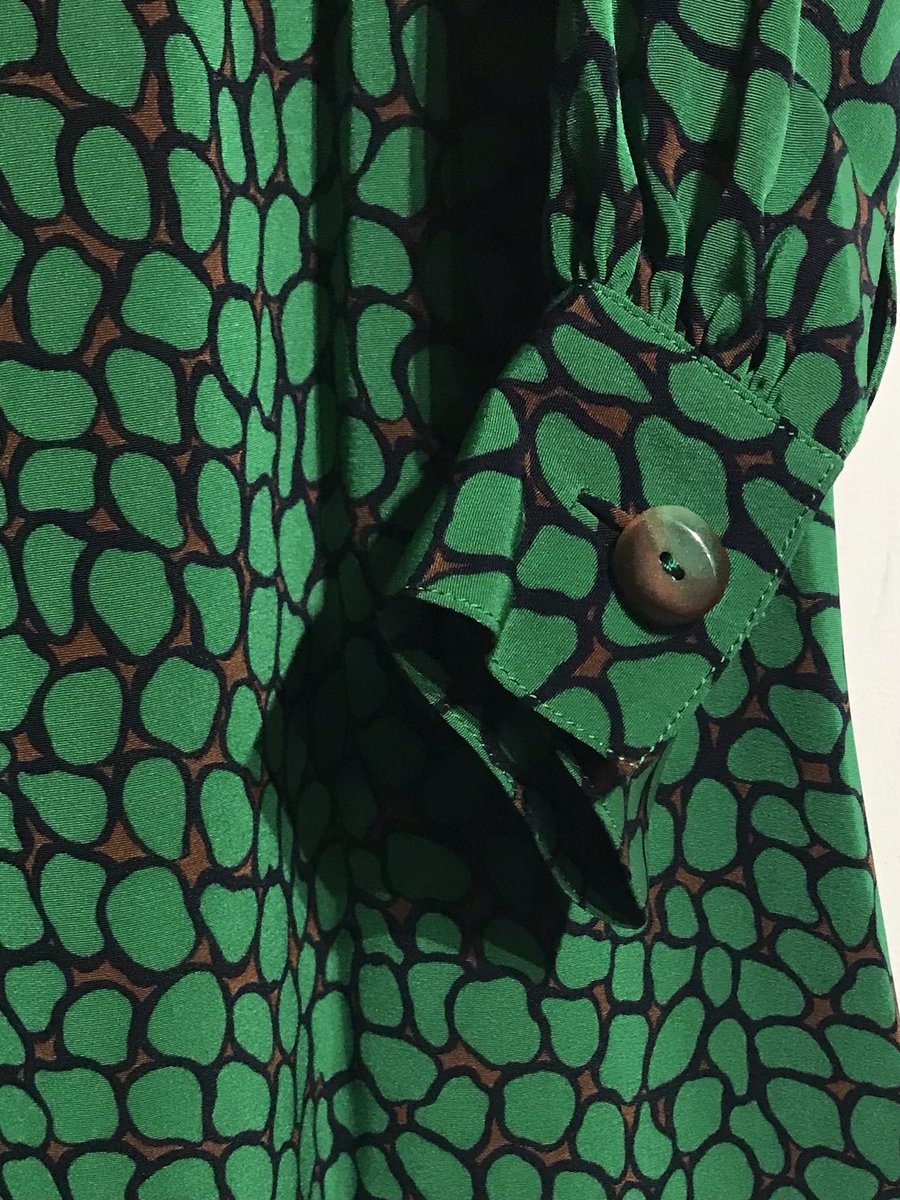 【今日のわんぴーす③】
🐲70’s 総柄ワンピース  Ｍ〜Ｌくらい
緑の集合体が龍のウロコのみたい🐉
ゴールドのベルトかましてヨシ👍
緑っ子ちゃんへオススメ💚🤢💚