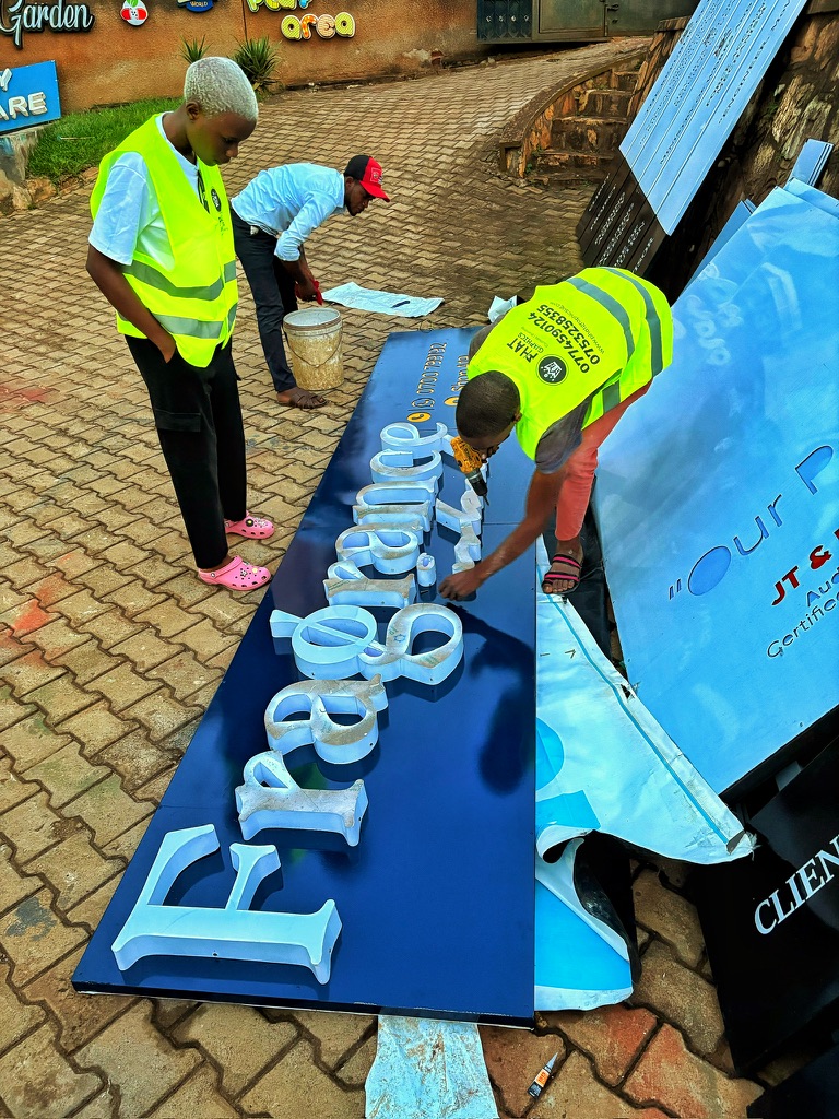 Ali | Graphic Designer🇺🇬 tweet media