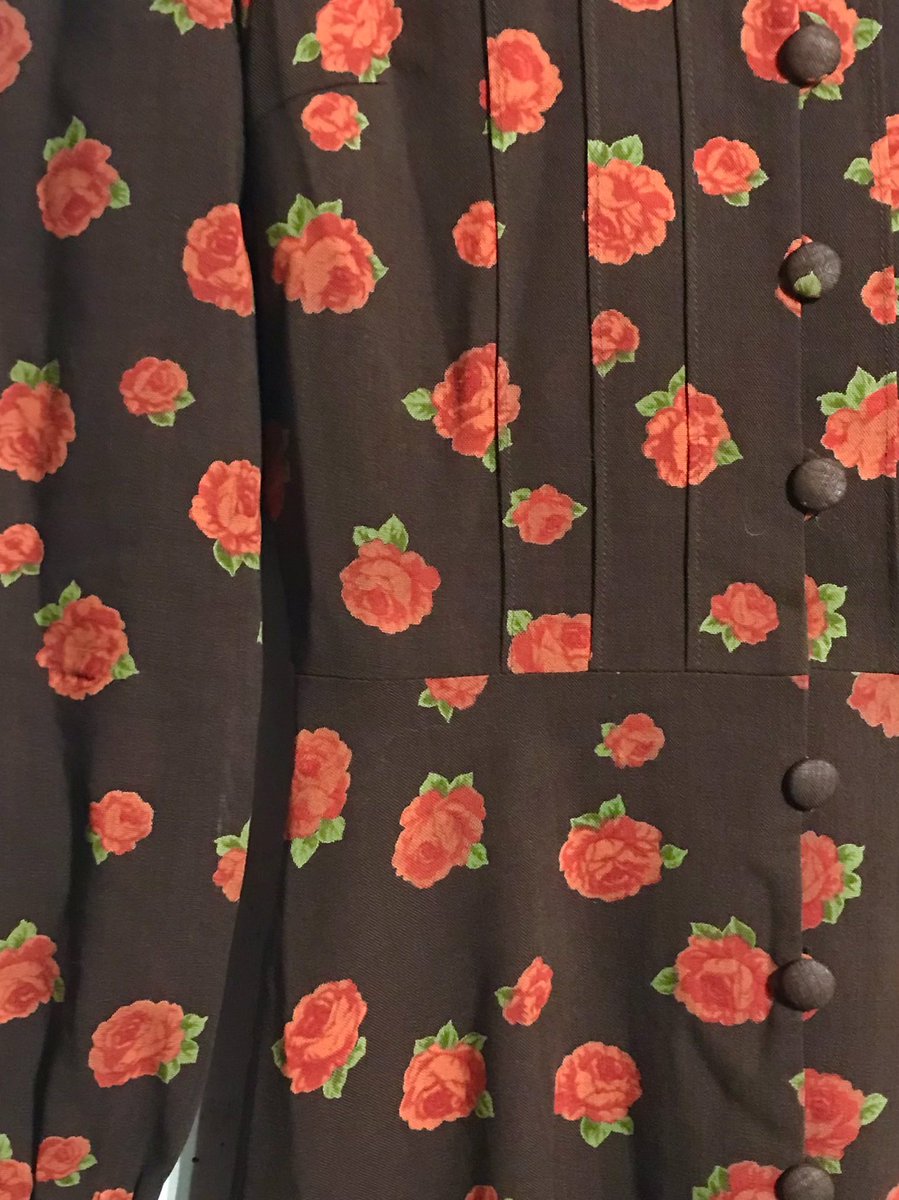 【今日のわんぴーす④】
🌹70’s 薔薇柄ワンピース Ｍくらい
茶色ベースに赤い薔薇がいい感じに溶け込んでます🟫🥀🟫🥀🟫
落ち着いた雰囲気の小物でまとめてシックなコーデが良さげ🏰🐈‍⬛
