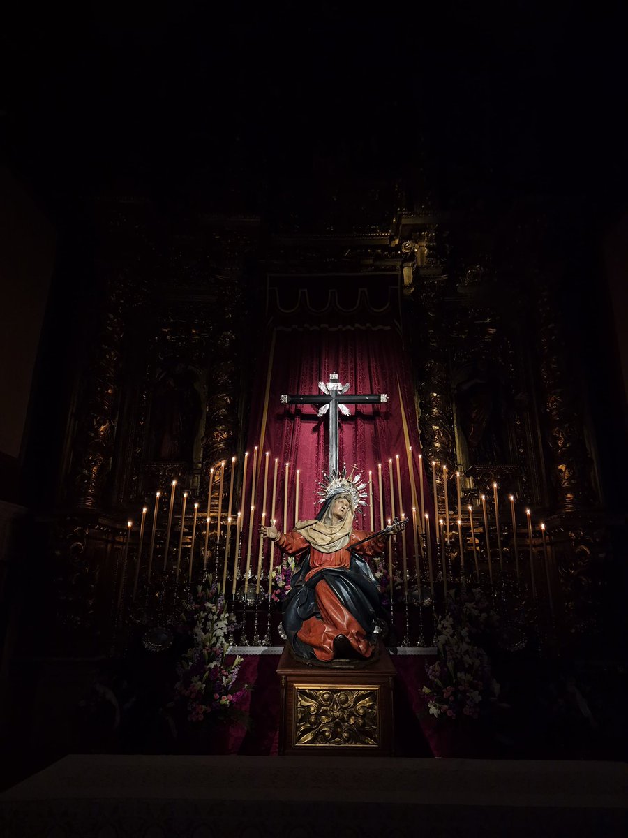 sentircofradevl's tweet photo. Así es el altar efímero de Ntra. Sra. de los Dolores para su Solemne Besapie, que tendrá lugar durante el día de hoy. 
Esto si. https://t.co/scAZe3QpRm