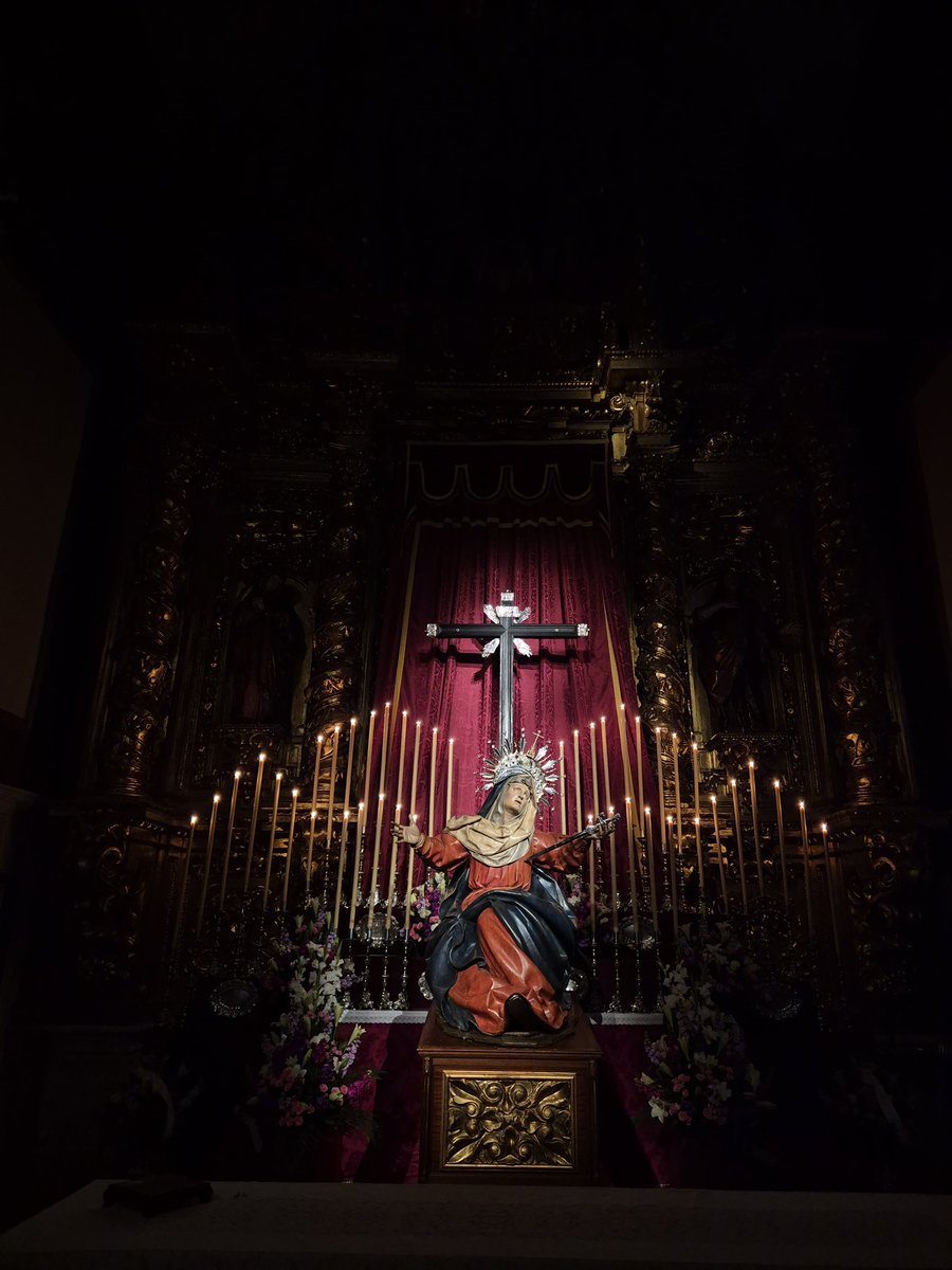 sentircofradevl's tweet photo. Así es el altar efímero de Ntra. Sra. de los Dolores para su Solemne Besapie, que tendrá lugar durante el día de hoy. 
Esto si. https://t.co/scAZe3QpRm