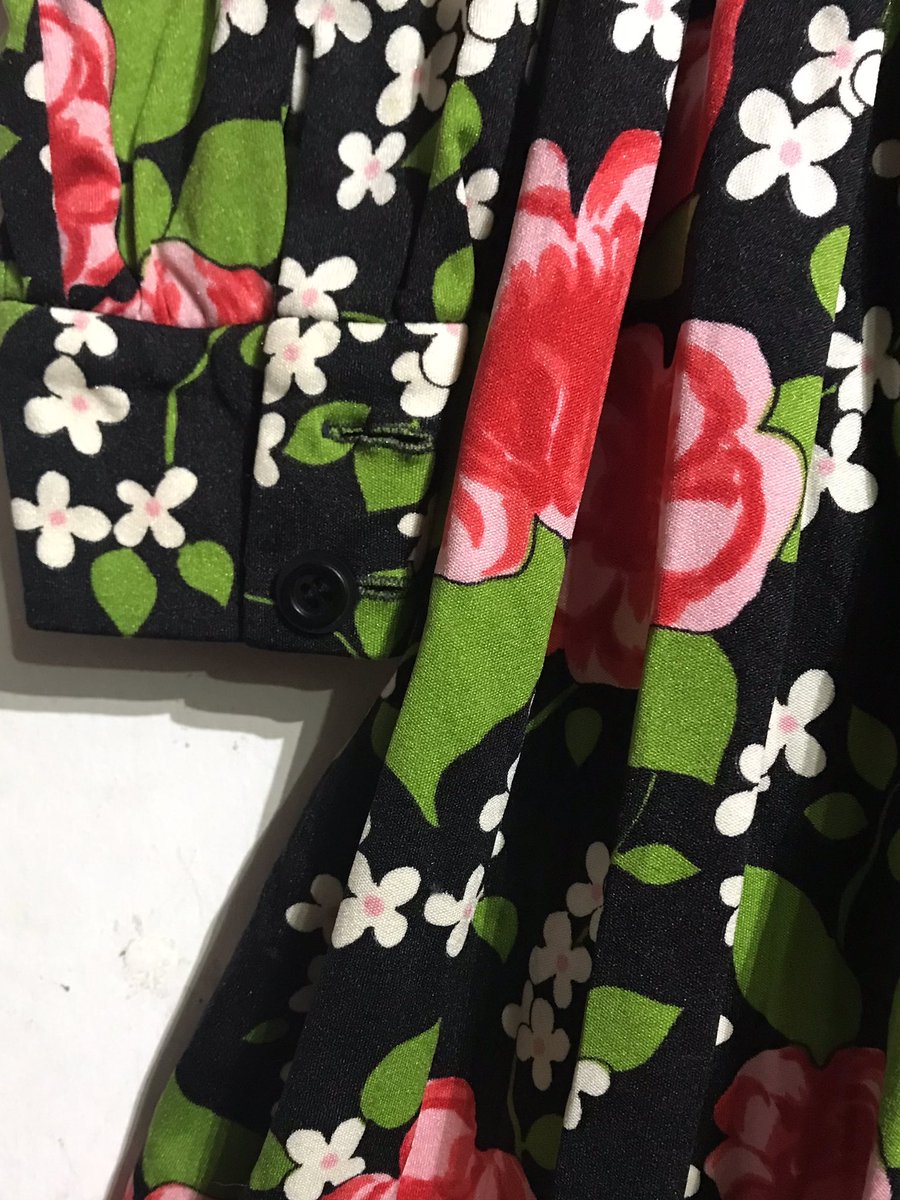 【今日のわんぴーす⑥】
🌺70’s 花柄ワンピース Ｍくらい
生命力を感じる花柄が黒地でより鮮明に✴️
ミニ丈のプリーツスカートでフロント全オープンタイプ
黒か白のタイツを大推奨します🐈‍⬛💨🐩💨
※ 右袖のボタンが一つだけ欠けてます