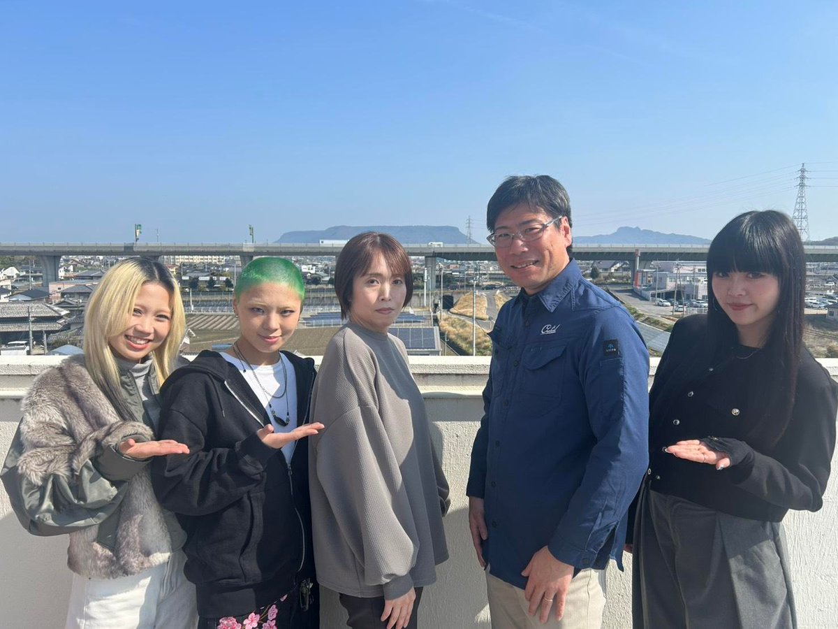 orchid_emb's tweet photo. 本日は、Z世代を中心にSNSで注目を集めているガールズグループのSPiN（スピン）の皆様にお越しいただきました💁🏻‍♀️✨

自分たちのグッズがどのように作られているのか、実際に見ることが出来て嬉しいと喜んでいただけました🥹✨

サイン入り特大ポスターは早速社内飾りました！かっこいいです！

＃SPiN https://t.co/t77SASR5ci